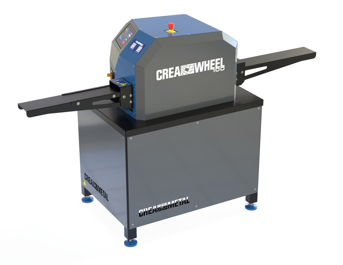 Rendering der Richtmaschine CREA-WHEEL 100 von der Seite. Man sieht die Ein- und Ausfuhrbleche, wie das seitlich angebrachte Logo.