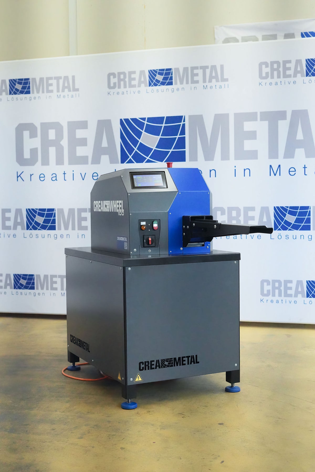 CREA-WHEEL 100 Flachstahl-Richtmaschine von CREAMETAL mit stabilem Untergestell in der Gesamtansicht