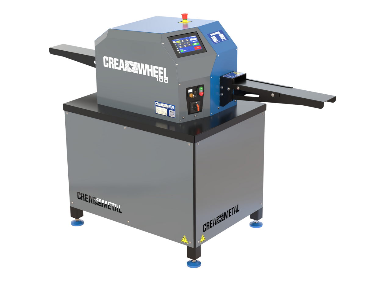 CREA-WHEEL 100 Richtmaschine von CREAMETAL für präzises Flachstahlrichten, mit Touchdisplay und beidseitigen Materialführungen.