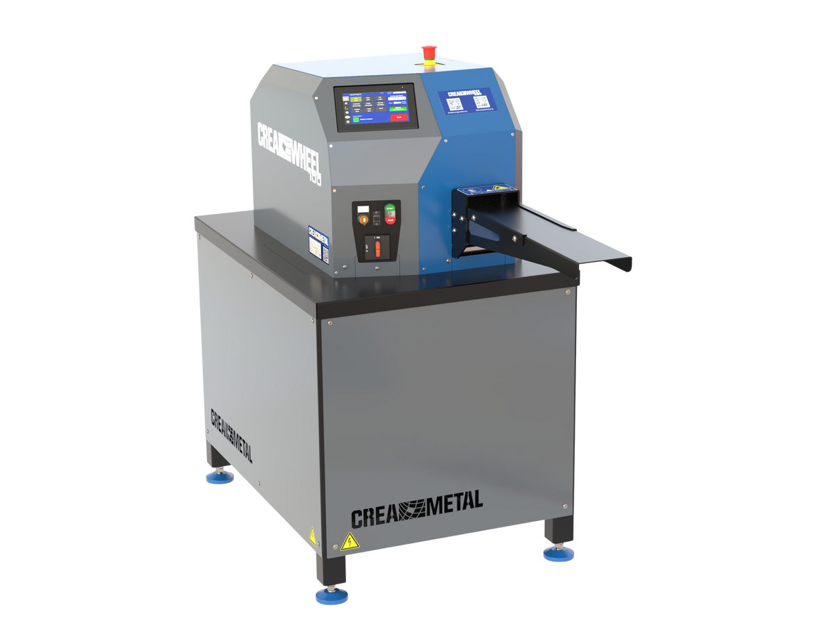 CREA-WHEEL 100 Flachstahl-Richtmaschine von CREAMETAL in schräger Frontansicht mit digitaler Steuerung und Materialeinführung.