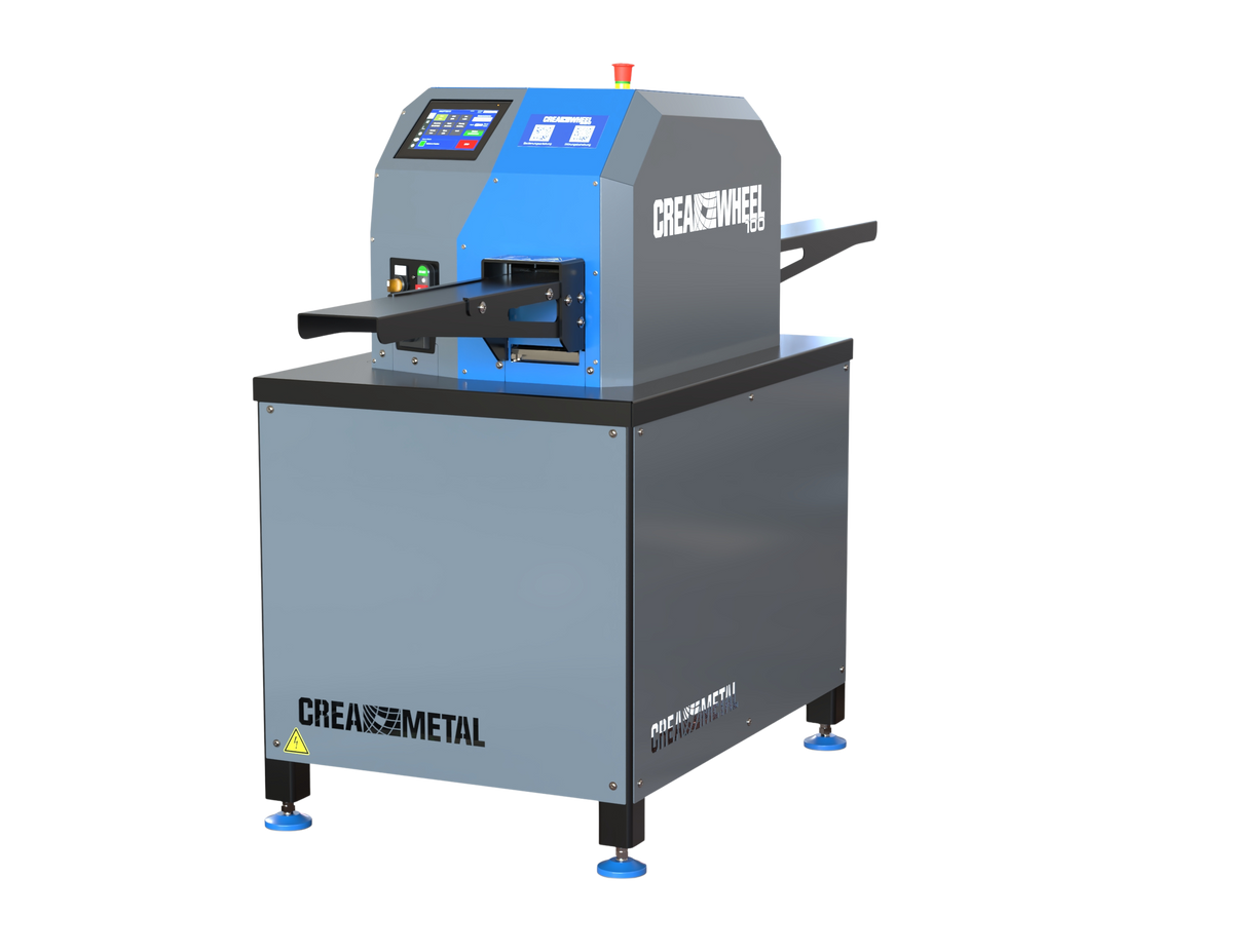 Richtmaschine CREA-WHEEL 100 von CREAMETAL in Seitenansicht mit Touchdisplay und langen Ein- und Ausführschienen.