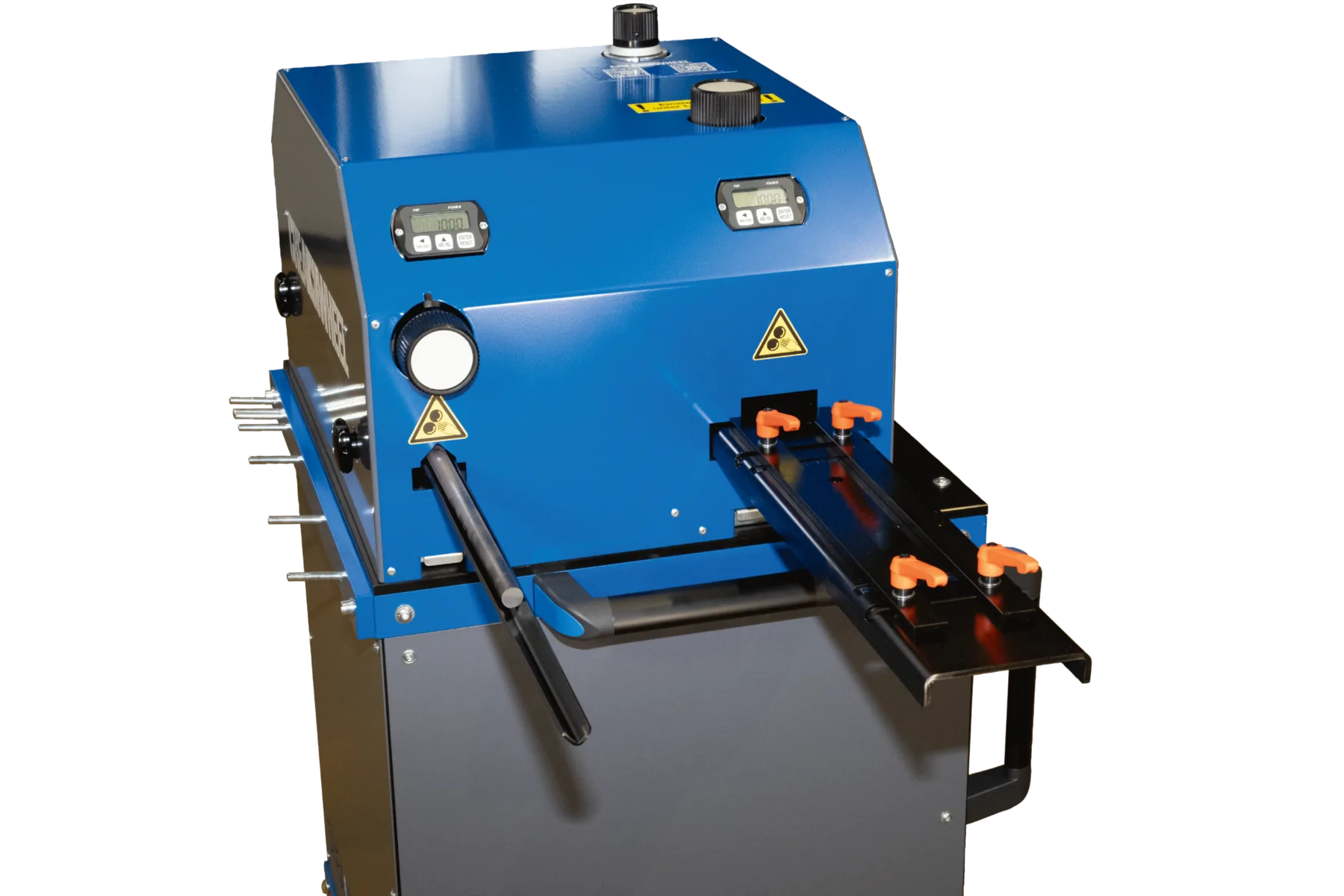 Bedienseite der CREA-WHEEL 15mm RRM mit zwei Digitalanzeigen, Handrad und Führungsschiene mit orangen Klemmhebeln, seitlich eingeschobene Stangen