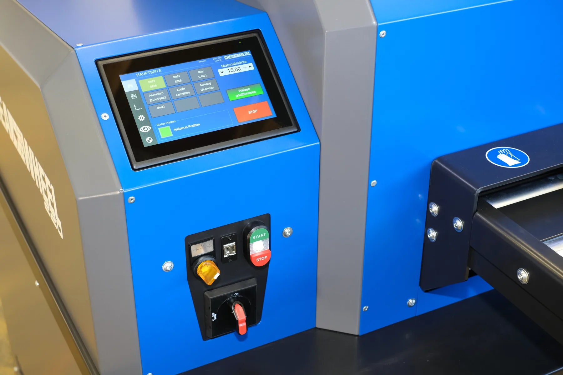 Bedienfeld der CREA-WHEEL 220 mit Touchdisplay, Start-Stopp-Tasten und Hauptschalter schräg von der Seite