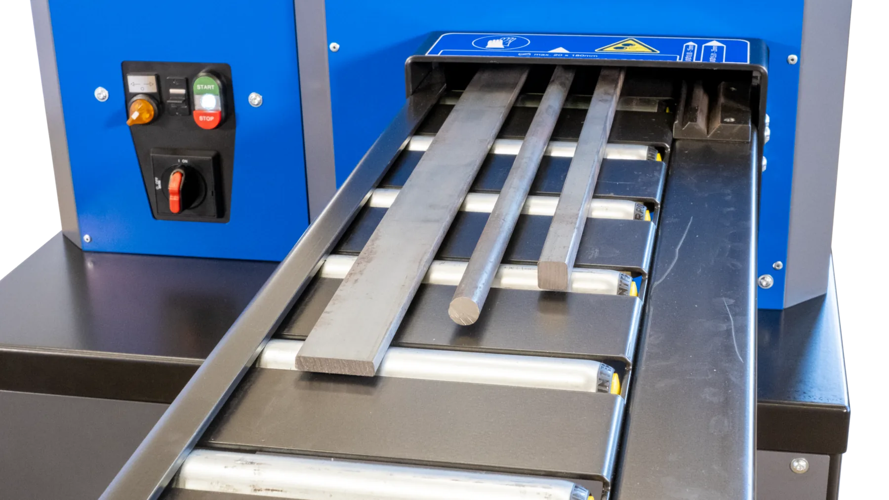 Rollenbahn der CREA-WHEEL 220 RRM mit mehreren Werkstücken nebeneinander, Flachstahl und Rundstahl