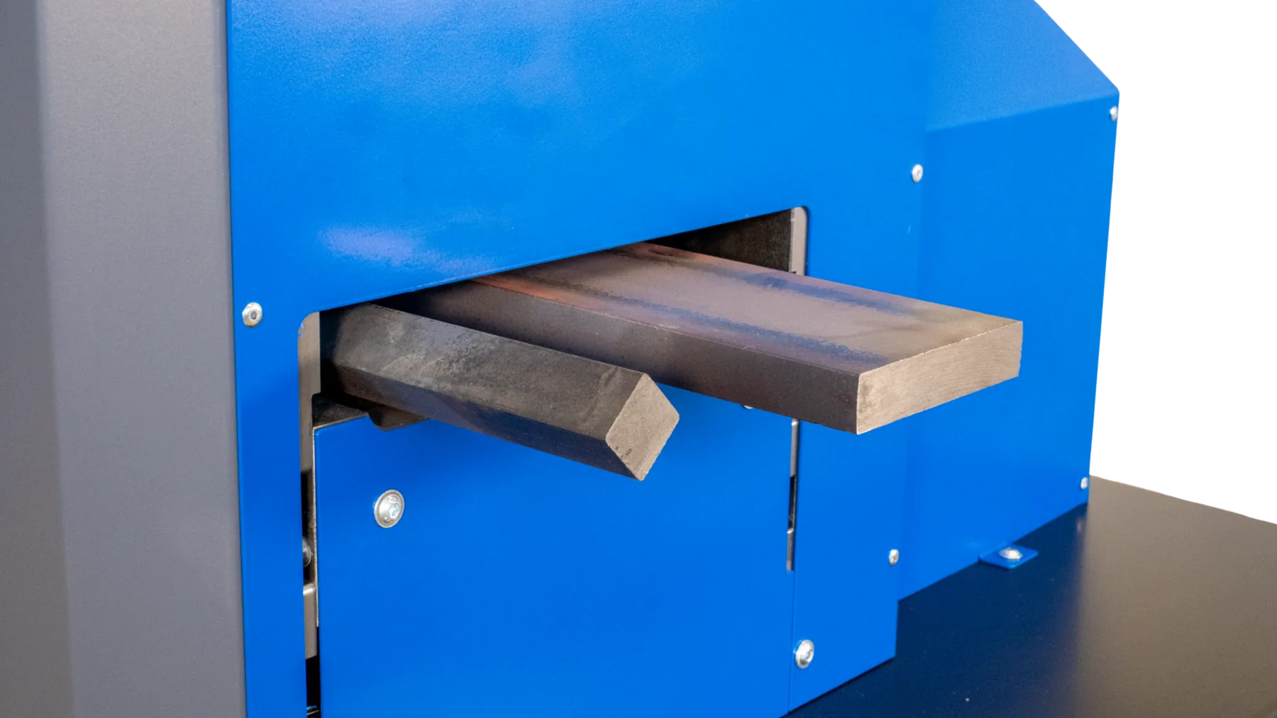 Flachstahl im Einlaufschacht der CREA-WHEEL 220 RRM aus nächster Nähe