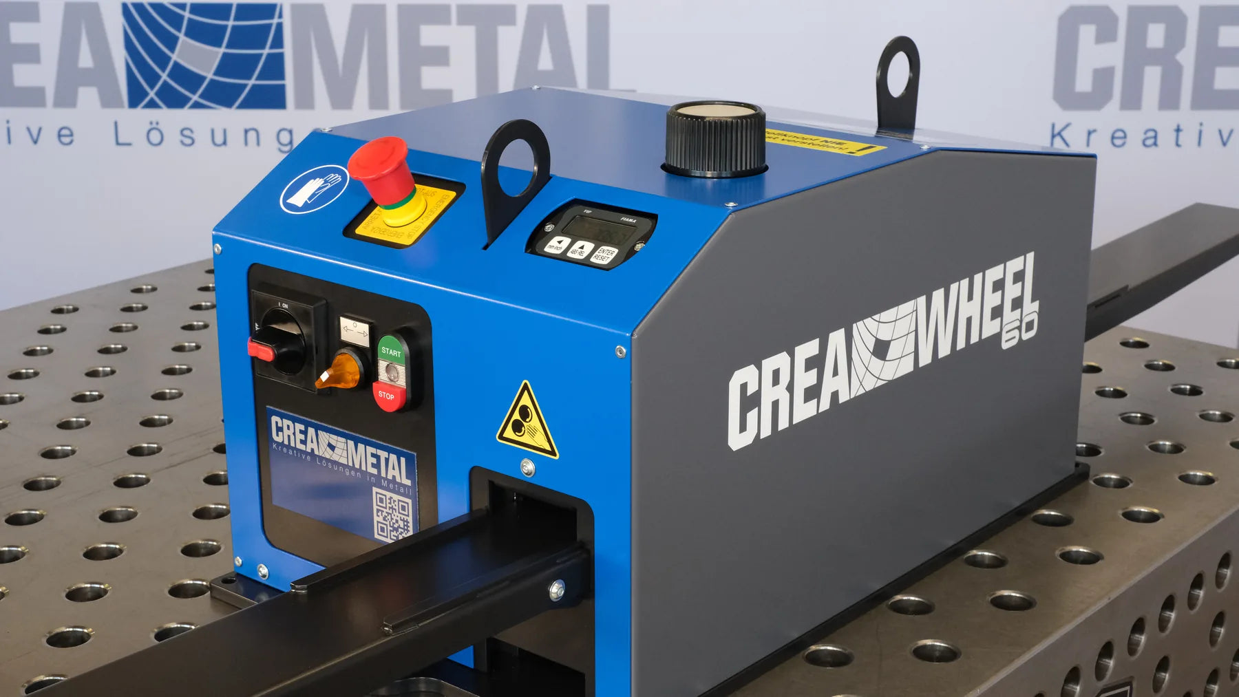 CREA-WHEEL 60 Basic auf einem Schweisstisch, Bedienseite mit Hauptschalter, Not-Aus, Digitalanzeige und Einstellknopf