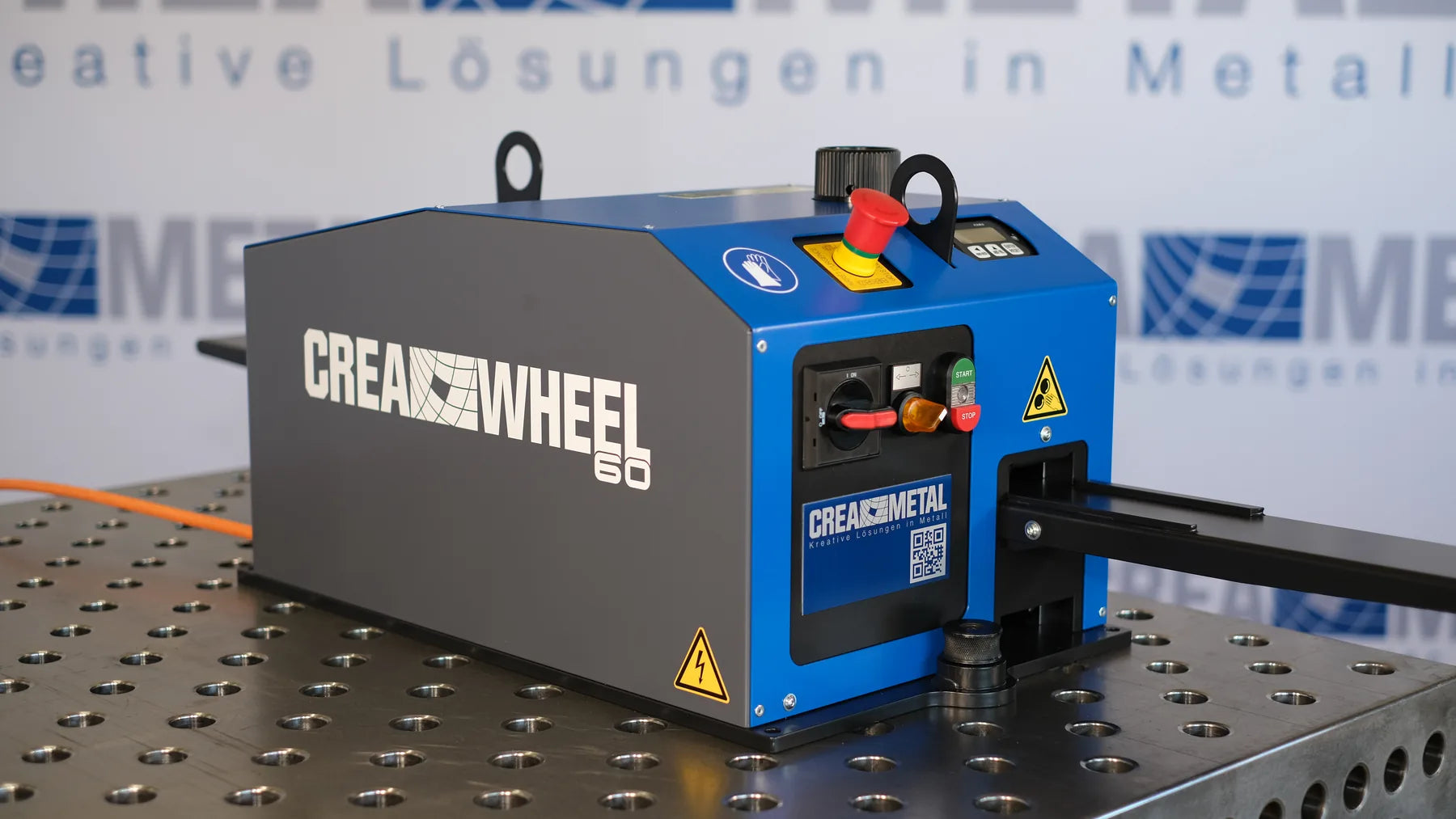 CREA-WHEEL 60 Basic schräg von vorn auf dem Schweisstisch, Flachstahl im Auslauf, Anschlusskabel seitlich