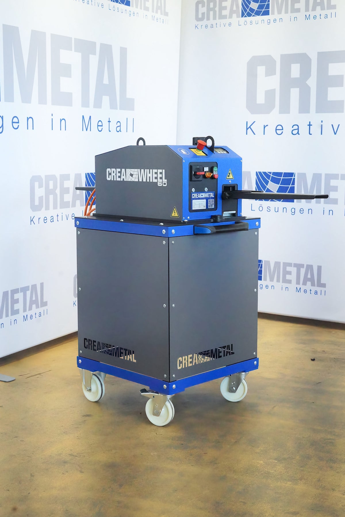 CREA-WHEEL 60 Basic Richtmaschine auf mobilem Untergestell mit Rollen für den flexiblen Einsatz in der Metallbauwerkstatt.
