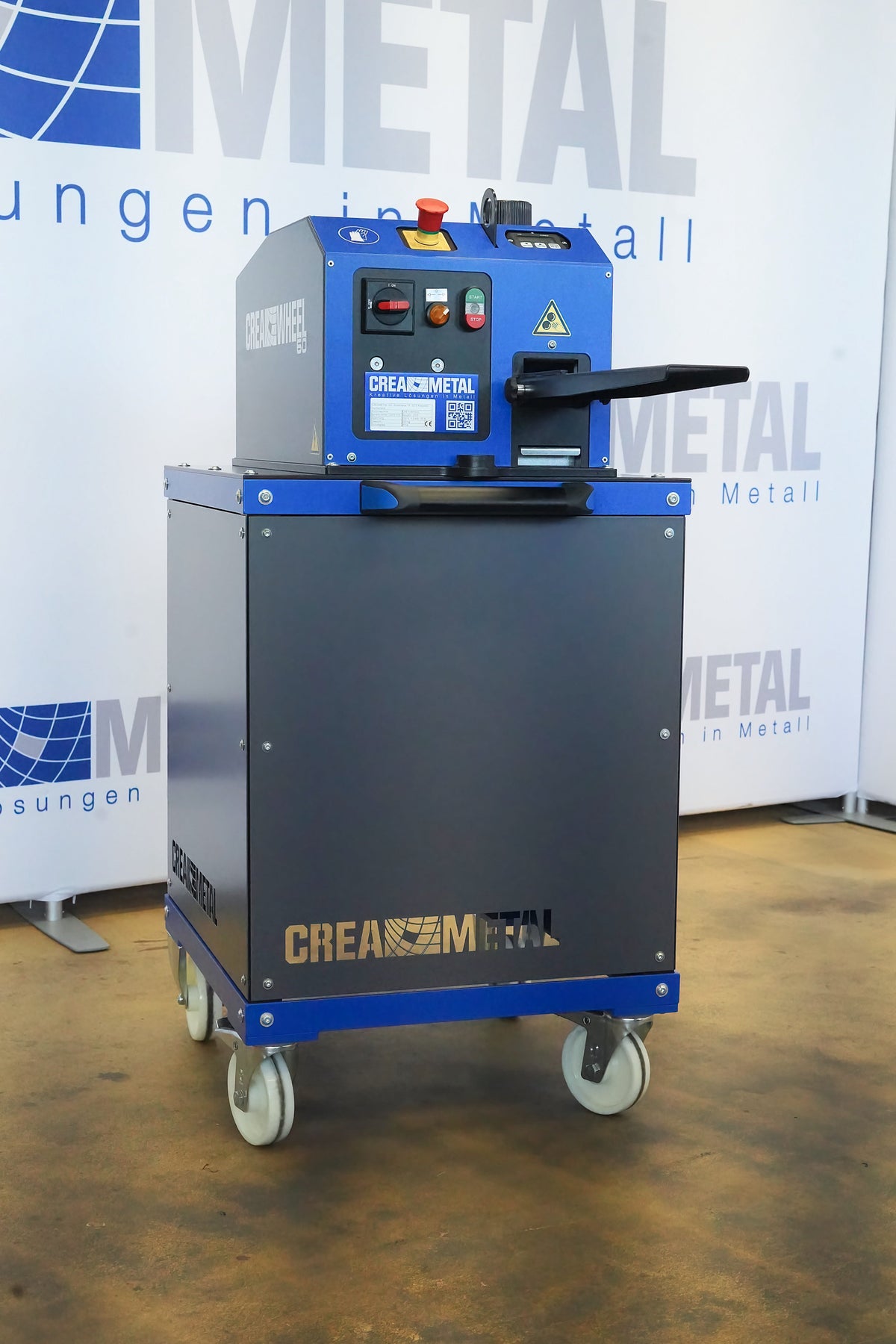 CREA-WHEEL 60 Basic auf robustem, fahrbarem Untergestell mit integrierten stabilen Transportrollen.