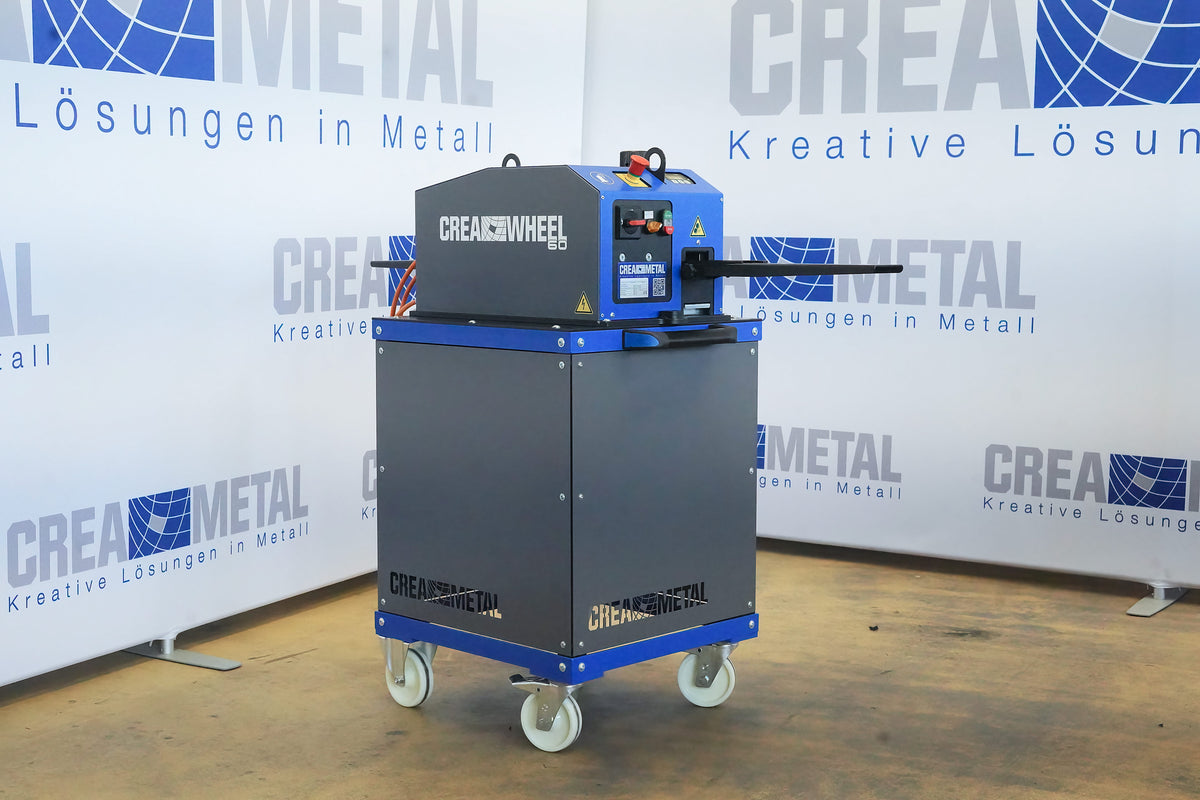 Mobile Richtmaschine CREA-WHEEL 60 Basic von CREAMETAL mit Untergestell für effizientes Richten von Flachstahl, Rund- und Vierkantmaterial im Metallbau.