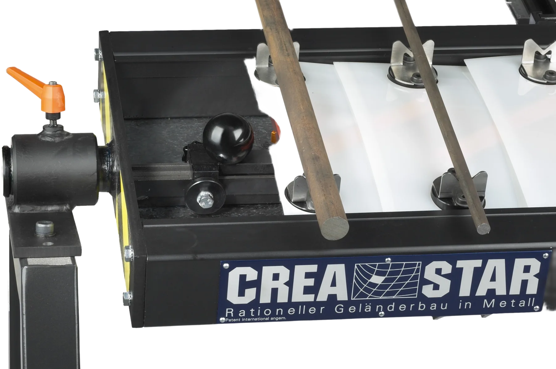 Spezialauflagen der CREA-STAR mit Edelstahl-Klauen und zwei eingelegten Rundstäben, daneben das Typenschild