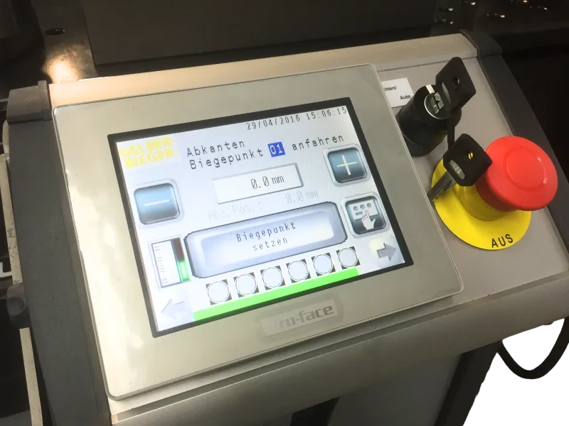 Touchscreen-Steuerung des Horizontalbieger XL mit Abkant-Menü, Schlüsselschalter und rotem Not-Aus-Taster