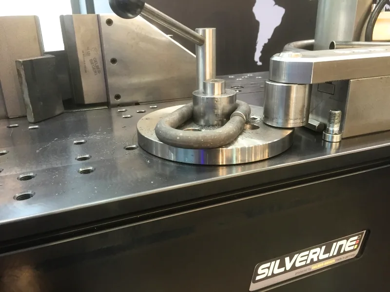 Drehteller-Station des Horizontalbieger XL mit zu einem geschlossenen Ring gebogenem Rundstahl