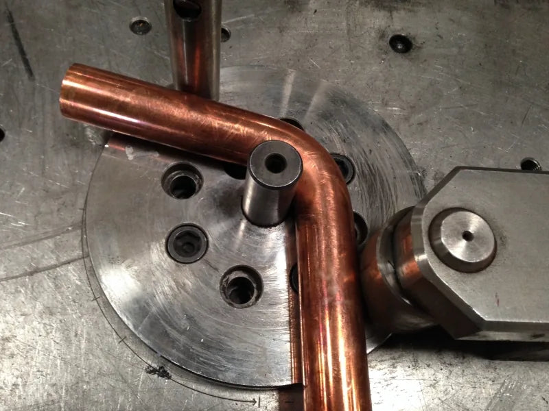 Kupferrohr im 90-Grad-Bogen um die Biegerolle des Horizontalbieger XL, Detail auf dem Drehteller