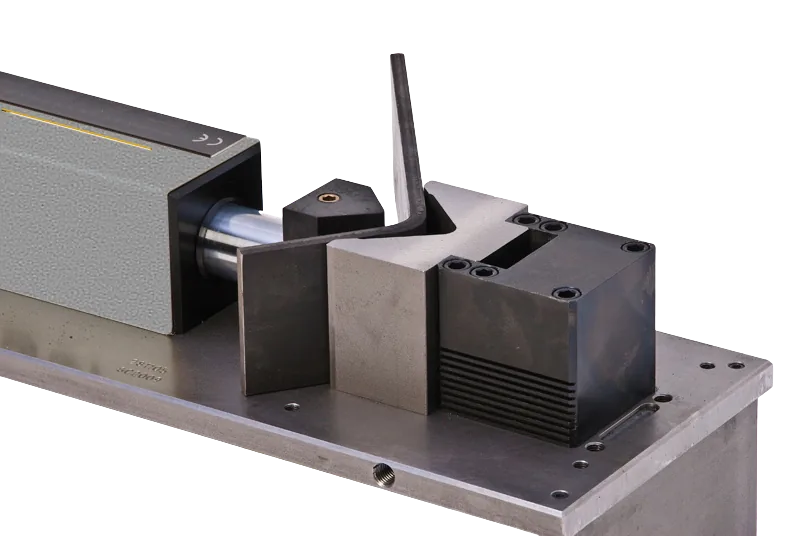 MOBI-BIEGER im Detail: Hydraulikzylinder drückt Flachstahl im Werkzeug zu einem spitzen Winkel