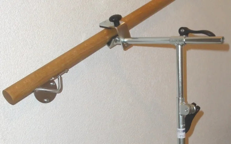 MS2 mit T-Ausleger unter einem Holz-Handlauf an der Wand, daneben ein bereits montierter Wandhalter