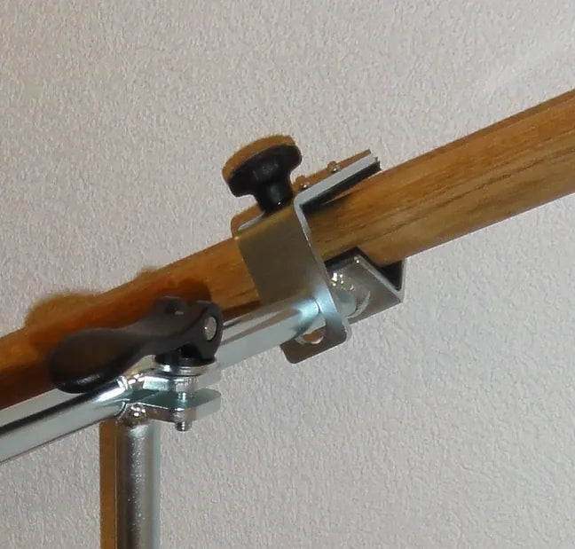 Nahaufnahme des MS2-Klemmkopfs, der den Holz-Handlauf umgreift, mit Sterngriff und Schnellspannhebel