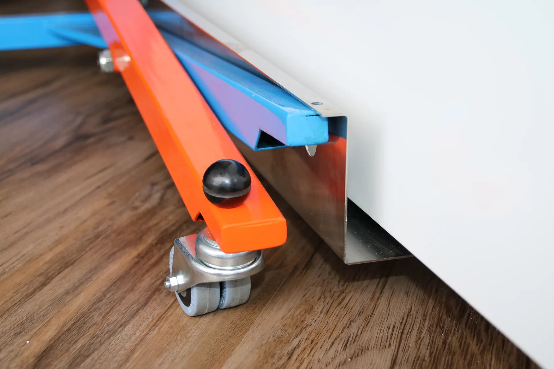 Detail der MT1 am Boden: Plattenelement in der Edelstahlaufnahme, orangefarbener Hebel und Lenkrolle